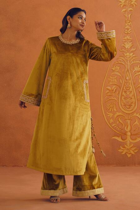 Shop_Inej_Yellow Velvet Embroidery, Tassels Round Neck Floral Kurta Set _Online_at_Aza_Fashions