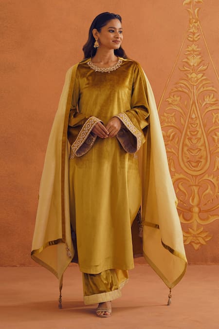 Shop_Inej_Yellow Velvet Embroidery, Tassels Round Neck Floral Kurta Set 
