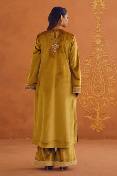 Inej Floral Embroidered Velvet Kurta Set 