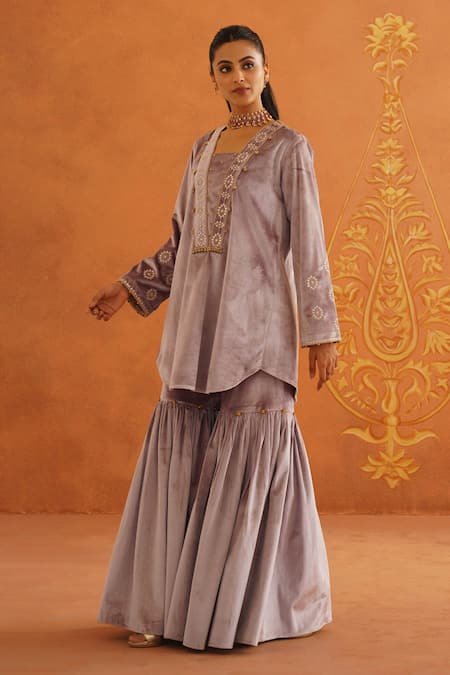 Buy_Inej_Purple Velvet Beads, Embroidery V-neck Floral Kurta Set _Online_at_Aza_Fashions