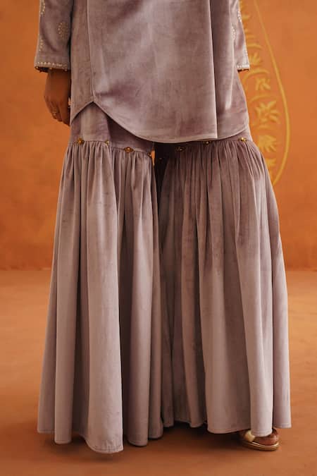 Buy_Inej_Purple Velvet Beads, Embroidery V-neck Floral Kurta Set 