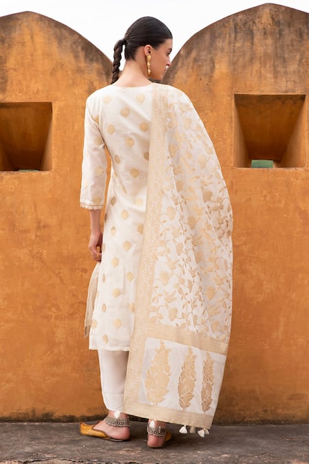 Karaj Jaipur Cream Aari Embroidered Kurta Set 