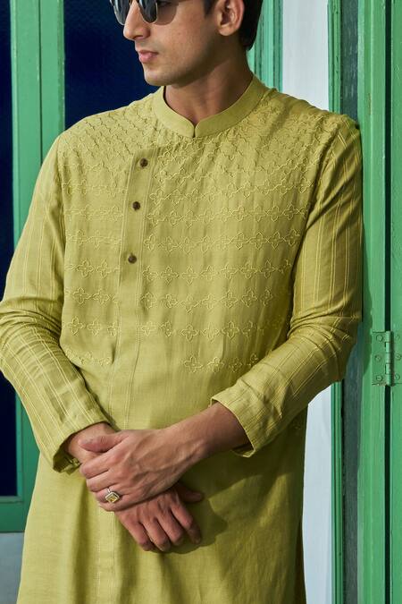Shop Philocaly Green Linen, Satin Embroidery Flora Motif Kurta Shop_Philocaly_Green Linen, Satin Embroidery Flora Motif Kurta