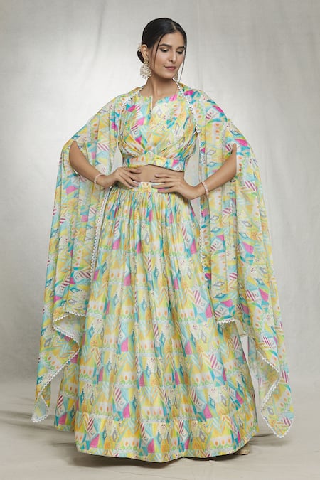 Buy_Naintara Bajaj_Yellow Georgette Lace Split V-neck Geometric Abstract Print Cape Lehenga Set 