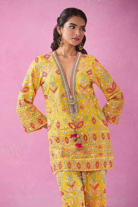 Shop Kunwarani Ritu Yellow Georgette Mirrors, Pearls, Sequins Plunge Embroidered Kurta And Pant Set Online at Aza Fashions Shop_Kunwarani Ritu_Yellow Georgette Mirrors, Pearls, Sequins Plunge Embroidered Kurta And Pant Set _Online_at_Aza_Fashions