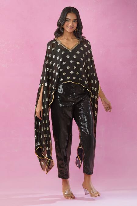 Kunwarani Ritu_Black Georgette Sequins V-neck Butti Embroidered Tunic And Pant Set _at_Aza_Fashions