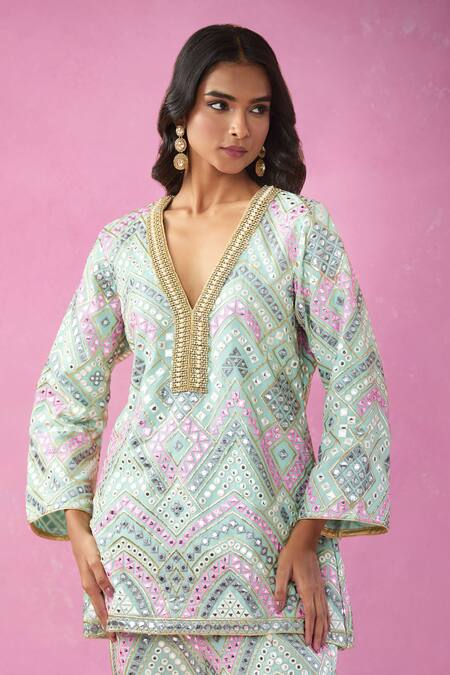 Kunwarani Ritu_Blue Georgette Mirrors V-neck Embroidered Geometric Kurta Set _Online_at_Aza_Fashions