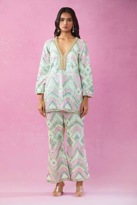 Shop_Kunwarani Ritu_Blue Georgette Mirrors V-neck Embroidered Geometric Kurta Set _Online_at_Aza_Fashions