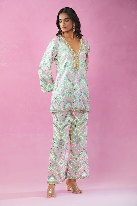 Kunwarani Ritu_Blue Georgette Mirrors V-neck Embroidered Geometric Kurta Set _at_Aza_Fashions