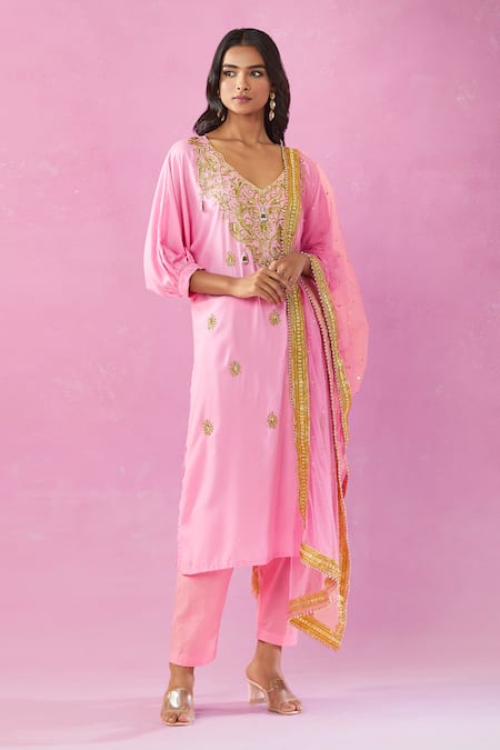 Kunwarani Ritu_Pink Cotton Embroidery, Zari V-neck Floral Zardozi Kurta Set _at_Aza_Fashions