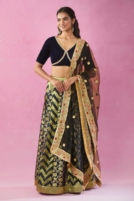 Kunwaraniritu Floral Banarasi Pattern Lehenga Set 