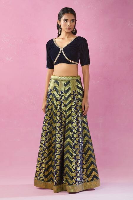 Buy_Kunwarani Ritu_Black Brocade, Silk, Chiffon Sequins, Floral Banarasi Pattern Lehenga Set _Online_at_Aza_Fashions