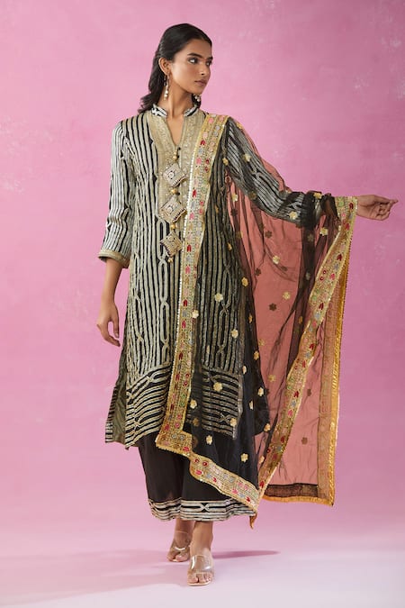 Kunwaraniritu Geometric Embroidered Kurta Pant Set 