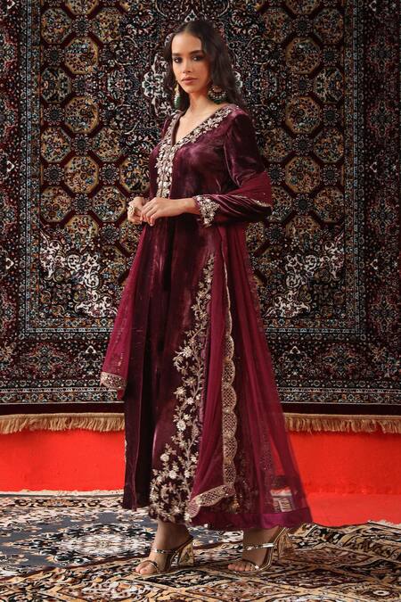 Sabe Wine Velvet, Net Zari V-neck Zardozi Embroidered Kurta Set Online at Aza Fashions Sabe_Wine Velvet, Net Zari V-neck Zardozi Embroidered Kurta Set _Online_at_Aza_Fashions