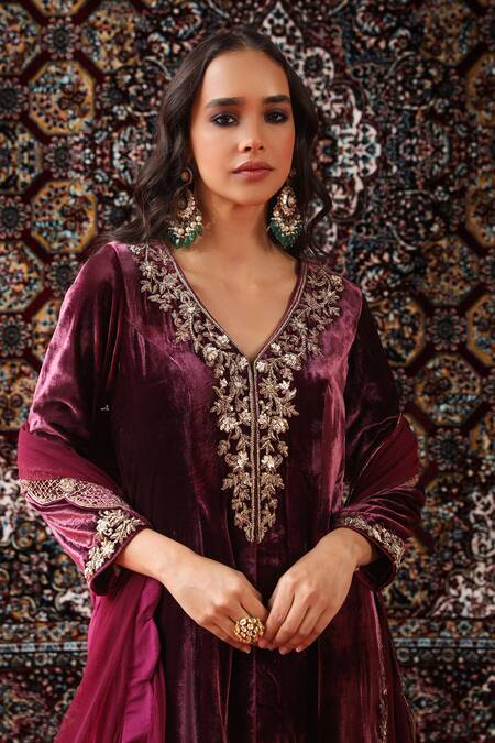Buy Sabe Wine Velvet, Net Zari V-neck Zardozi Embroidered Kurta Set Online at Aza Fashions Buy_Sabe_Wine Velvet, Net Zari V-neck Zardozi Embroidered Kurta Set _Online_at_Aza_Fashions