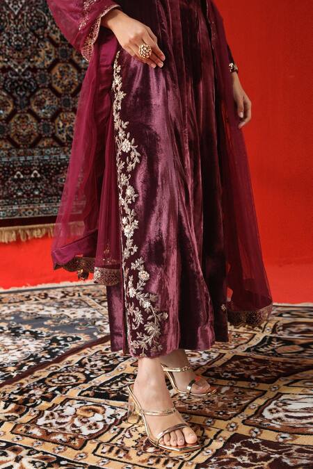 Shop Sabe Wine Velvet, Net Zari V-neck Zardozi Embroidered Kurta Set Online at Aza Fashions Shop_Sabe_Wine Velvet, Net Zari V-neck Zardozi Embroidered Kurta Set _Online_at_Aza_Fashions