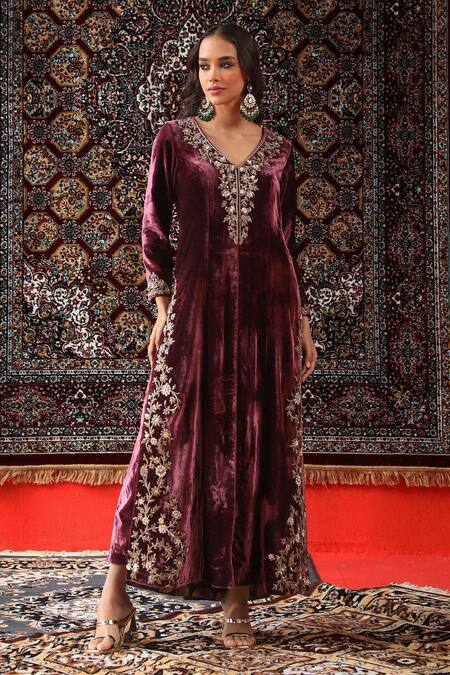 Sabe Wine Velvet, Net Zari V-neck Zardozi Embroidered Kurta Set at Aza Fashions Sabe_Wine Velvet, Net Zari V-neck Zardozi Embroidered Kurta Set _at_Aza_Fashions