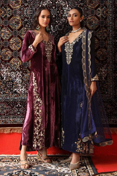 Buy Sabe Wine Velvet, Net Zari V-neck Zardozi Embroidered Kurta Set Buy_Sabe_Wine Velvet, Net Zari V-neck Zardozi Embroidered Kurta Set