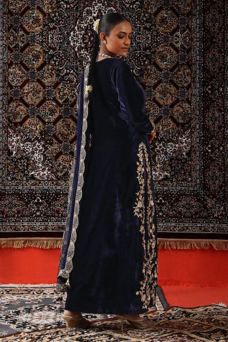 Shop Sabe Blue Velvet, Net Embroidery, Zari V-neck Navy Zardozi Kurta Set at Aza Fashions Shop_Sabe_Blue Velvet, Net Embroidery, Zari V-neck Navy Zardozi Kurta Set _at_Aza_Fashions