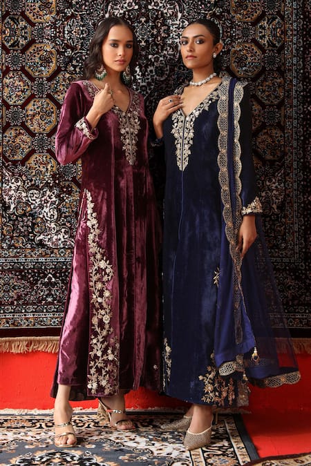 Sabe Blue Velvet, Net Embroidery, Zari V-neck Navy Zardozi Kurta Set Online at Aza Fashions Sabe_Blue Velvet, Net Embroidery, Zari V-neck Navy Zardozi Kurta Set _Online_at_Aza_Fashions