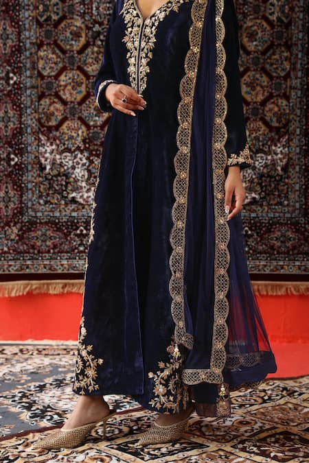 Sabe Blue Velvet, Net Embroidery, Zari V-neck Navy Zardozi Kurta Set at Aza Fashions Sabe_Blue Velvet, Net Embroidery, Zari V-neck Navy Zardozi Kurta Set _at_Aza_Fashions