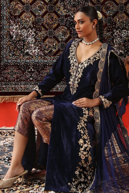 Buy Sabe Blue Velvet, Net Embroidery, Zari V-neck Navy Zardozi Kurta Set Buy_Sabe_Blue Velvet, Net Embroidery, Zari V-neck Navy Zardozi Kurta Set