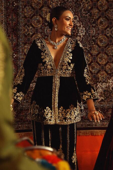 Sabe_Black Velvet Gota Patti, Zari, Embroidery Plunge Neck Floral Kurta Set _Online_at_Aza_Fashions