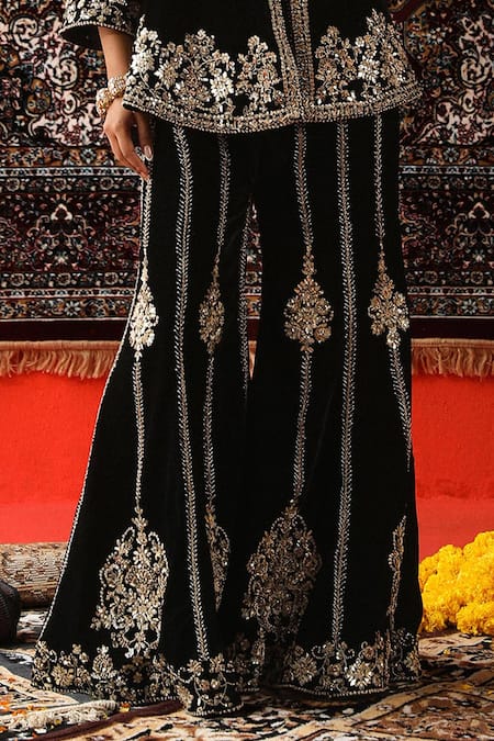 Buy_Sabe_Black Velvet Gota Patti, Zari, Embroidery Plunge Neck Floral Kurta Set _Online_at_Aza_Fashions
