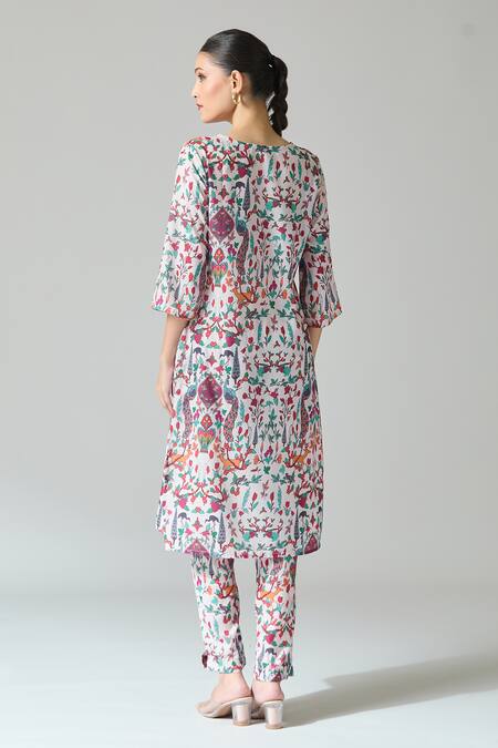 Shop Samyukta Singhania White Muslin V-neck Gardenia Print Kurta Set at Aza Fashions Shop_Samyukta Singhania_White Muslin V-neck Gardenia Print Kurta Set_at_Aza_Fashions