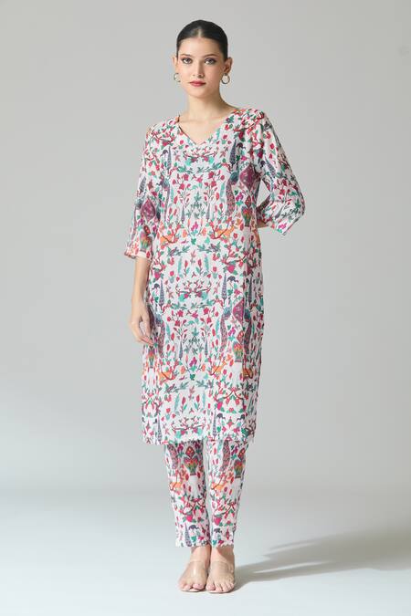 Samyukta Singhania White Muslin V-neck Gardenia Print Kurta Set at Aza Fashions Samyukta Singhania_White Muslin V-neck Gardenia Print Kurta Set_at_Aza_Fashions