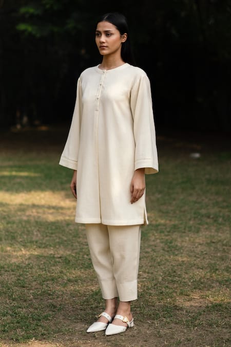 RAAS LIFE_Cream Wool Round Neck Solid Kurta Set With Stole _Online_at_Aza_Fashions