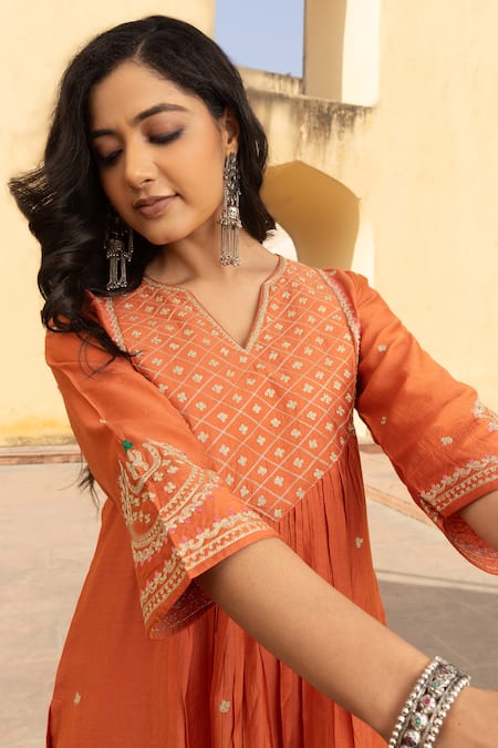Buy_ASRUMO_Orange Chanderi Embroidery Split V-neck Ditsy Bloom Kurta Set 