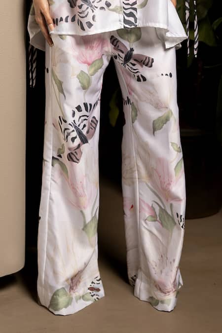 Sonam Parmar Jhawar_White Crepe Blend Blunt V Floral Print Tie-up Shirt And Pant Set_at_Aza_Fashions