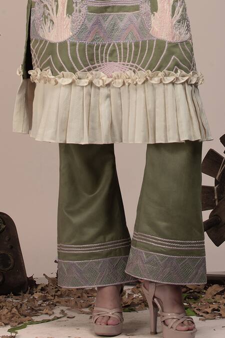 Beejoliyo Green Cotton, Suede Embroidery Round Neck Floral Applique Kurta Set Online at Aza Fashions Beejoliyo_Green Cotton, Suede Embroidery Round Neck Floral Applique Kurta Set _Online_at_Aza_Fashions