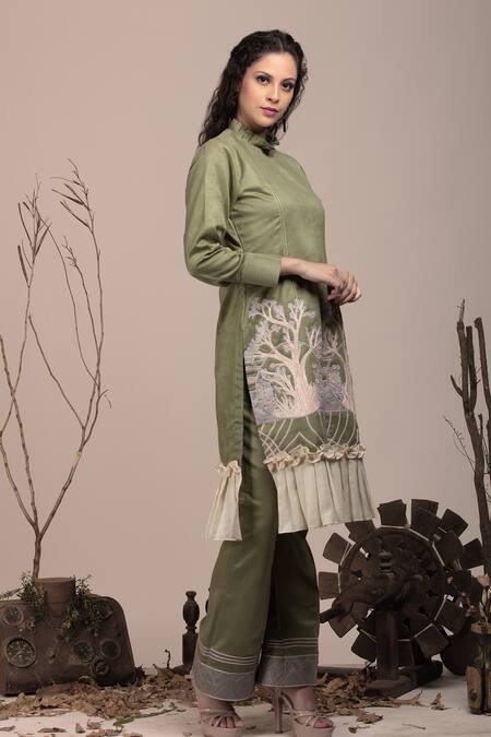 Buy Beejoliyo Green Cotton, Suede Embroidery Round Neck Floral Applique Kurta Set Buy_Beejoliyo_Green Cotton, Suede Embroidery Round Neck Floral Applique Kurta Set