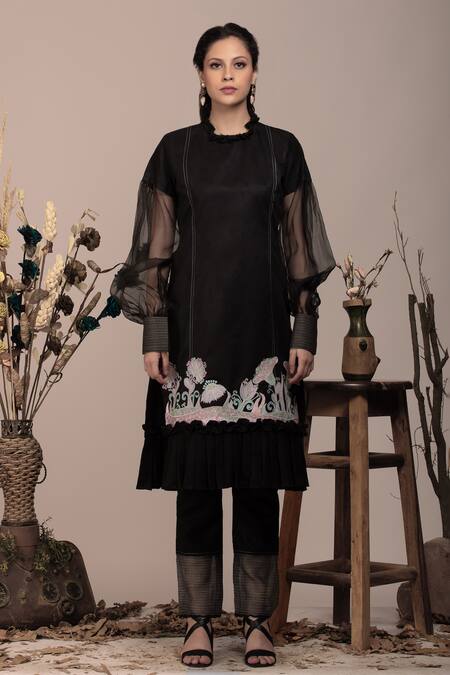 Beejoliyo_Black Suede Embroidery Round Neck Kurta Set _at_Aza_Fashions