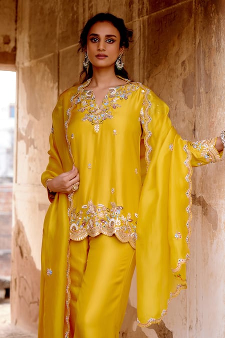 Khushboo Bagri_Yellow Crepe, Silk Organza Embroidery Split V-neck Floral Kurta Set _Online_at_Aza_Fashions