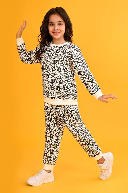 Anthrilo_Black Fleece Heart Print Jogger Set _at_Aza_Fashions