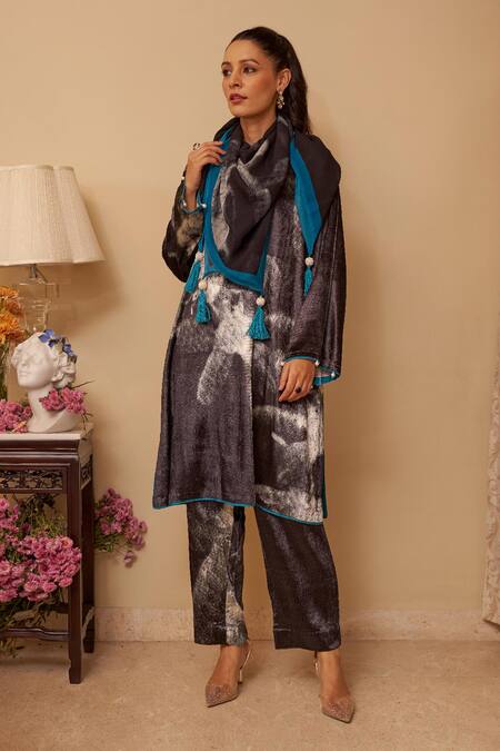 Rainas Black Velvet, Georgette Pearls, Tassels Brushstroke Print Kurta Set With Scarf Online at Aza Fashions Rainas_Black Velvet, Georgette Pearls, Tassels Brushstroke Print Kurta Set With Scarf_Online_at_Aza_Fashions