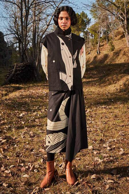 Buy_Kharakapas_Black Oxford High Neck Leaf Print Jacket _Online_at_Aza_Fashions