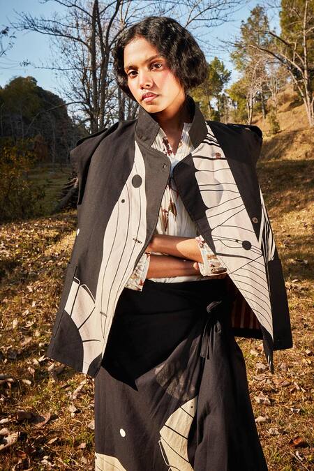 Shop_Kharakapas_Black Oxford High Neck Leaf Print Jacket _Online_at_Aza_Fashions