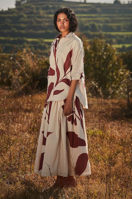 Kharakapas_Beige Cotton Collared Abstract Leaf Print High Low Top _Online_at_Aza_Fashions
