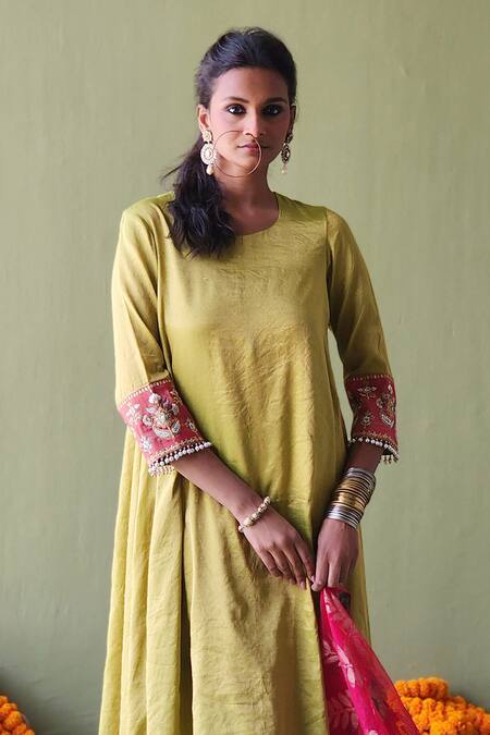 Pooja Singhal_Green Handwoven Tissue Embroidery Blossom Round Neck Gul Marodi Kurta Pant Set _Online_at_Aza_Fashions