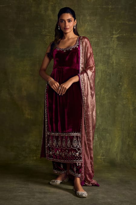 Label Sanya Gulati Floral Embroidered Straight Kurta Set 