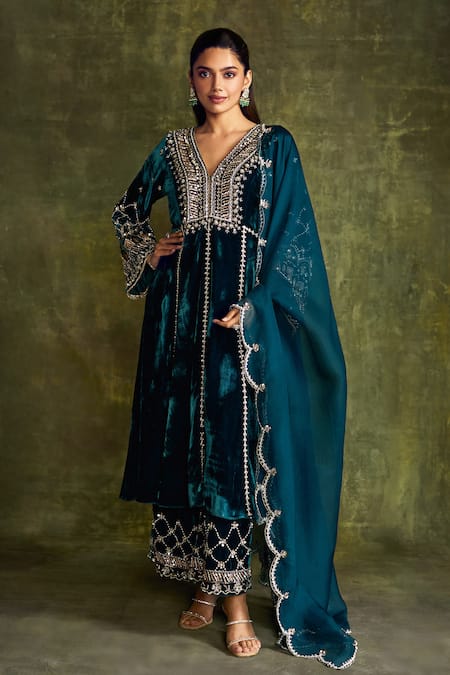 Label Sanya Gulati Resham Hand Embroidered Kurta Set 