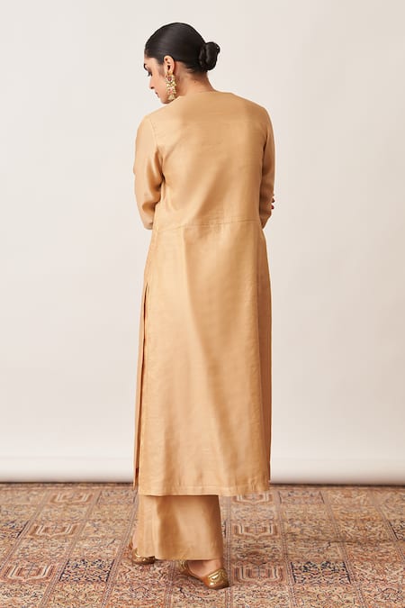 Shop Vaaya Gold Chanderi, Handloom Cotton V-neck Solid V Kurta Pant Set at Aza Fashions Shop_Vaaya_Gold Chanderi, Handloom Cotton V-neck Solid V Kurta Pant Set_at_Aza_Fashions