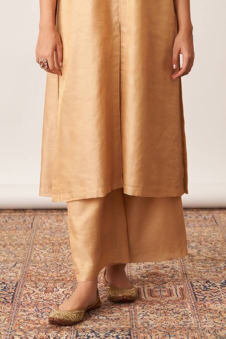 Shop Vaaya Gold Chanderi, Handloom Cotton V-neck Solid V Kurta Pant Set Shop_Vaaya_Gold Chanderi, Handloom Cotton V-neck Solid V Kurta Pant Set