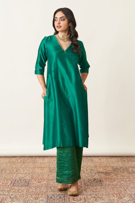 Shop_Vaaya_Green Silk, Chanderi Embroidery V-neck Emerald Kurta Set _at_Aza_Fashions