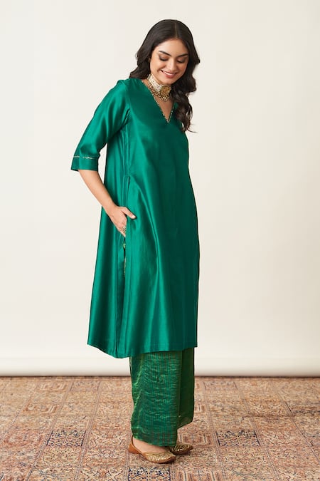 Buy_Vaaya_Green Silk, Chanderi Embroidery V-neck Emerald Kurta Set _Online_at_Aza_Fashions