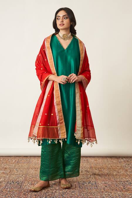 Shop_Vaaya_Green Silk, Chanderi Embroidery V-neck Emerald Kurta Set _Online_at_Aza_Fashions